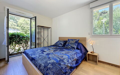 Les Sylphes: Letto, Interior Design, Mobilia, Camera Da Letto, Camera, Pavimentazione, Lenzuolo, Pavimento, Legna, Bedding