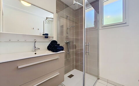 Les Sylphes: Pavimentazione, Pavimento, Interior Design, Idraulico Fixture, Bagno, Mobiletto Del Bagno, Specchio, Idraulico, Porta, Lavandino Del Bagno