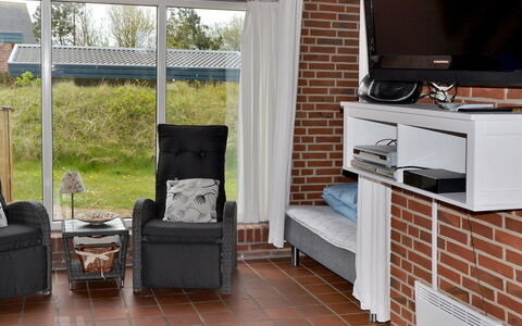 Scarlet - 500M from the Sea: Mobilia, Pavimentazione, Pavimento, Interior Design, Camera, Brick, Sedia, Televisione, Soggiorno