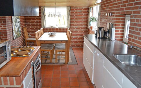 Scarlet - 500M from the Sea: Cucina, Legna, Controsoffitto, Pavimentazione, Elettrodomestico Da Cucina, Cabinetry, Mobilia, Interior Design, Brick, Pavimento