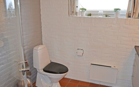 Scarlet - 500M from the Sea: Parete, Pavimentazione, Idraulico Fixture, Pavimento, Toilet Seat, Interior Design, Gabinetto, Bagno, Piastrella, Idraulico