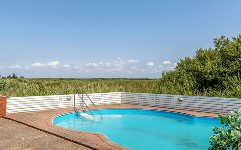 Scarlet - 500M from the Sea: Blu, Piscina, Materiale Composito, Mobili Da Esterno, Ricorrere, Shade, Design, Eco Hotel, Giochi D'Acqua, Backyard