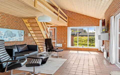 Scarlet - 500M from the Sea: Legna, Pavimentazione, Interior Design, Pavimento, Soffitto, Brick, Color Legno, Soggiorno, Latifoglie
