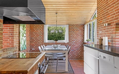 Scarlet - 500M from the Sea: Legna, Interior Design, Mobilia, Pavimentazione, Brick, Soffitto, Cucina, Controsoffitto, Pavimento, Casa