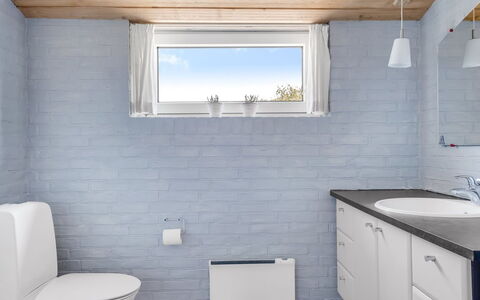 Scarlet - 500M from the Sea: Bagno, Idraulico Fixture, Toilet Seat, Parete, Pavimentazione, Gabinetto, Lavello, Pavimento, Lavandino Del Bagno, Idraulico