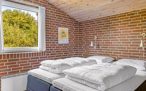 Scarlet - 500M from the Sea: Soffitto, Letto, Camera Da Letto, Brick, Telaio Del Letto, Bedding, Lenzuolo, Color Legno, Illuminazione Diurna, Cuscino