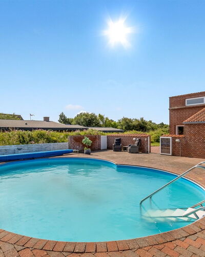 Scarlet - 500M from the Sea: Piscina, Blu, Ricorrere, Materiale Composito, Mobili Da Esterno, Eco Hotel, Giochi D'Acqua, Shade, Estate, Lettino