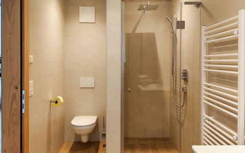 Auffach 602: Pavimentazione, Parete, Bagno, Idraulico Fixture, Pavimento, Interior Design, Idraulico, Gabinetto, Camera, Lavello