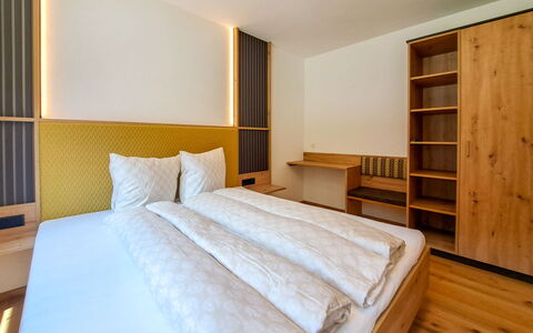 Auffach 602: Legna, Interior Design, Camera Da Letto, Pavimentazione, Letto, Pavimento, Telaio Del Letto, Soffitto, Camera, Bedding