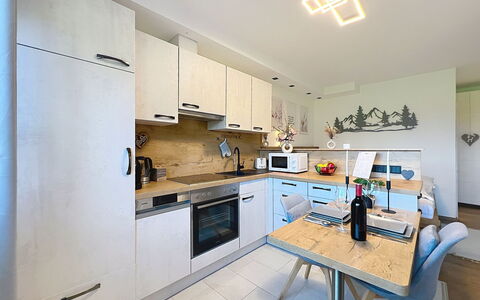Des Kaisers Kleines Reich: Cucina, Controsoffitto, Interior Design, Elettrodomestico Da Cucina, Mobilia, Pavimentazione, Cabinetry, Legna, Soffitto, Apparecchio Major