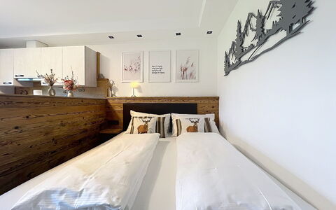 Des Kaisers Kleines Reich: Letto, Camera Da Letto, Interior Design, Mobilia, Bedding, Parete, Lenzuolo, Legna, Pavimentazione, Pavimento