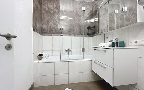 Des Kaisers Kleines Reich: Pavimentazione, Idraulico Fixture, Interior Design, Pavimento, Bagno, Lavello, Rubinetto, Piastrella, Idraulico, Mobiletto Del Bagno
