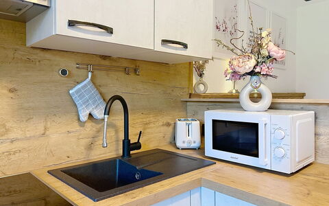 Des Kaisers Kleines Reich: Elettrodomestico Da Cucina, Cucina, Controsoffitto, Apparecchio Major, Lavandino Della Cucina, Cabinetry, Legna, Elettrodomestico, Pavimentazione, Interior Design