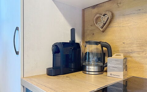 Des Kaisers Kleines Reich: Interior Design, Elettrodomestico Da Cucina, Piccolo Apparecchio, Scaffalature, Elettrodomestico, Mensola, Caffettiera, Cucina, Controsoffitto