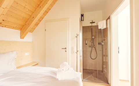 Niederwölz 602: Casa, Camera Da Letto, Latifoglie, Color Legno, Bedding, Letto, Hotel, Lenzuolo, Pavimento In Legno, Villa