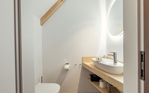 Niederwölz 603: Idraulico Fixture, Bagno, Pavimentazione, Legna, Interior Design, Pavimento, Idraulico, Rubinetto, Lavello, Soffitto