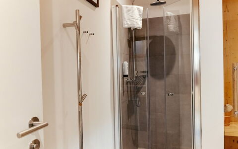 Niederwölz 605: Pavimentazione, Idraulico Fixture, Pavimento, Bagno, Interior Design, Idraulico, Doccia, Doccia Porta, Porta, Appartamento