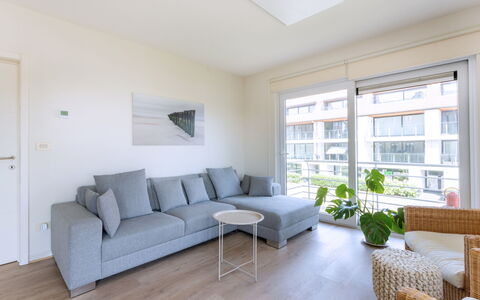 Goldsands Iii with Parking: Mobilia, Interior Design, Pavimentazione, Pavimento, Divano, Legna, Appartamento, Pavimento In Legno, Soggiorno, Camera