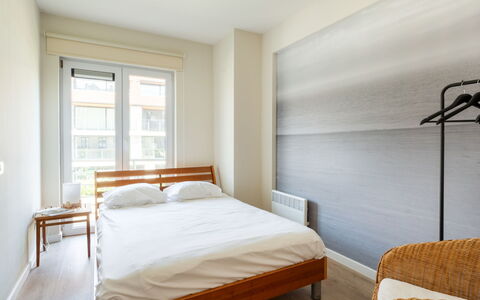 Goldsands Iii with Parking: Interior Design, Mobilia, Pavimento, Pavimentazione, Camera Da Letto, Letto, Parete, Pavimento In Legno, Legna, Lenzuolo