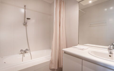 Goldsands Iii with Parking: Bagno, Pavimentazione, Interior Design, Idraulico Fixture, Parete, Pavimento, Rubinetto, Idraulico, Camera, Lavandino Del Bagno