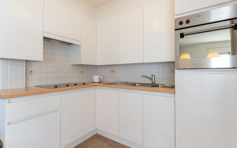 Goldsands Iii with Parking: Cucina, Elettrodomestico Da Cucina, Controsoffitto, Cabinetry, Apparecchio Major, Pavimentazione, Interior Design, Legna, Pavimento, Cucina Stufa