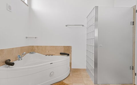 Wreth - 1.5Km from the Sea: Pavimentazione, Parete, Pavimento, Idraulico Fixture, Interior Design, Vasca Da Bagno, Idraulico, Bagno, Materiale Composito, Camera