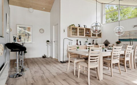 Wreth - 1.5Km from the Sea: Mobilia, Interior Design, Pavimentazione, Pavimento, Legna, Pavimento In Legno, Soffitto, Cucina & Sala Da Pranzo Tavolo, Lampada, Sala Da Pranzo