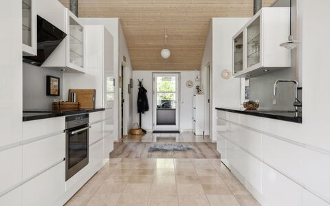 Wreth - 1.5Km from the Sea: Pavimentazione, Cucina, Interior Design, Elettrodomestico Da Cucina, Legna, Pavimento, Controsoffitto, Soffitto, Cabinetry, Apparecchio Major