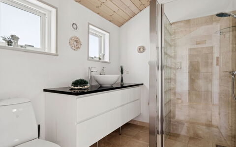 Wreth - 1.5Km from the Sea: Idraulico Fixture, Pavimentazione, Bagno, Pavimento, Interior Design, Mobiletto Del Bagno, Lavello, Rubinetto, Lavandino Del Bagno, Idraulico