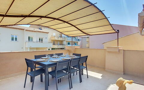 Maison Lou Oustaou: Tenda, Shade, Mobili Da Esterno, Balcone, Struttura Esterna, Sedia, Piscina, Design, Color Legno, Illuminazione Diurna