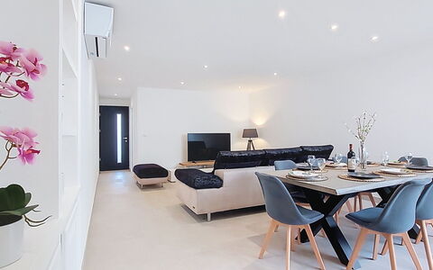 Maison Lou Oustaou: Interior Design, Mobilia, Pavimentazione, Pavimento, Legna, Soffitto, Camera, Illuminazione, Soggiorno, Casa
