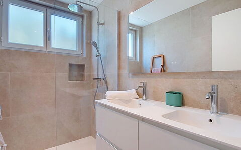Maison Lou Oustaou: Bagno, Idraulico Fixture, Pavimentazione, Interior Design, Pavimento, Lavandino Del Bagno, Lavello, Rubinetto, Mobiletto Del Bagno, Specchio