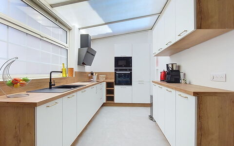Maison Lou Oustaou: Cucina, Interior Design, Pavimentazione, Legna, Controsoffitto, Soffitto, Lampada, Mobilia, Pavimento, Illuminazione