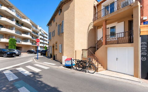 Maison Lou Oustaou: Costruzione, Finestra, Zona Residenziale, Manto Stradale, Cittadina, Quartiere, Facciata, Appartamento, Architettura, Strada