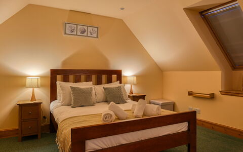 Bunloit Loft: Letto, Mobilia, Camera Da Letto, Interior Design, Bedding, Lenzuolo, Pavimento, Pavimentazione, Legna, Camera