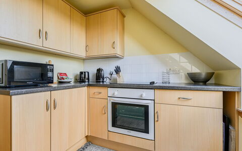 Bunloit Loft: Interior Design, Pavimentazione, Pavimento, Cabinetry, Cassetto, Color Legno, Latifoglie, Controsoffitto, Cucina