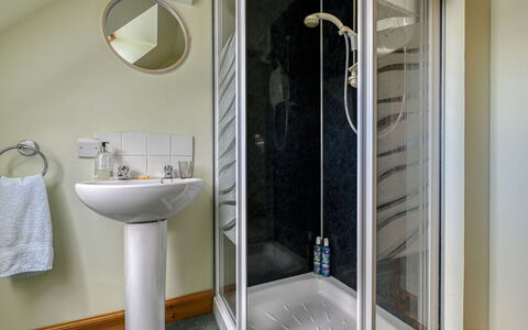 Bunloit Loft: Parete, Pavimentazione, Bagno, Pavimento, Idraulico Fixture, Interior Design, Doccia, Camera, Doccia Porta, Idraulico