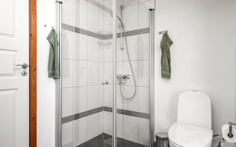 Aida - 550M from the Sea: Idraulico Fixture, Bagno, Pavimentazione, Pavimento, Doccia, Idraulico, Interior Design, Gabinetto, Doccia Porta, Piastrella