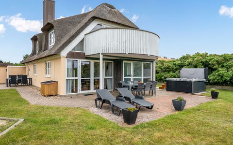 Algut - 200M from the Sea: Tetto, Casa, Casa, Villetta, Lotto, Estate, Shade, Portico, Thatching, Landscaping