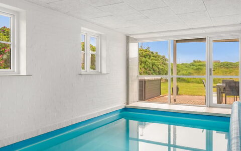 Algut - 200M from the Sea: Pavimentazione, Pavimento, Soffitto, Materiale Composito, Color Legno, Design, Illuminazione Diurna, Piastrella, Piscina, Hotel