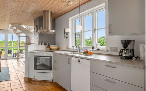 Algut - 200M from the Sea: Cucina, Controsoffitto, Elettrodomestico Da Cucina, Pavimentazione, Cabinetry, Mobilia, Interior Design, Apparecchio Major, Legna, Pavimento