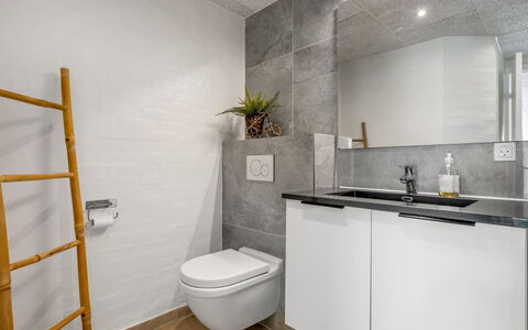 Algut - 200M from the Sea: Parete, Idraulico Fixture, Pavimentazione, Interior Design, Pavimento, Lavello, Gabinetto, Bagno, Mobiletto Del Bagno, Rubinetto