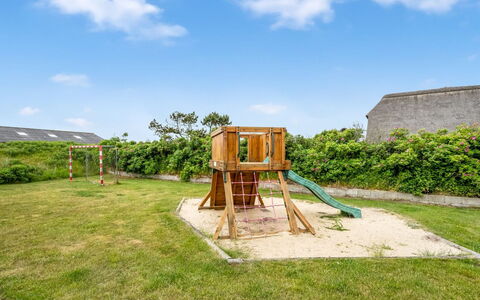Algut - 200M from the Sea: Erba, Attrezzatura Giochi All'Aperto, Giardino, Prato, Landscaping, Parco, Campo Da Giuoco, Terreno Di Gioco, Erba Sintetica, Cortile