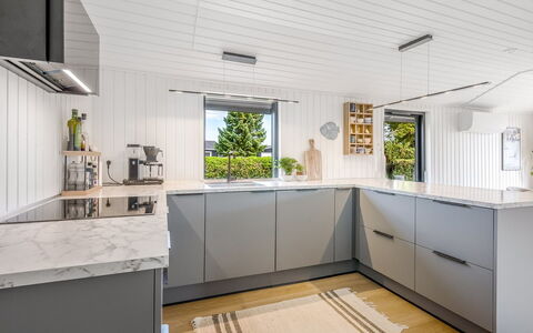 Varnava - 300M from the Sea: Elettrodomestico Da Cucina, Cucina, Controsoffitto, Pavimentazione, Cabinetry, Interior Design, Apparecchio Major, Mobilia, Pavimento, Soffitto