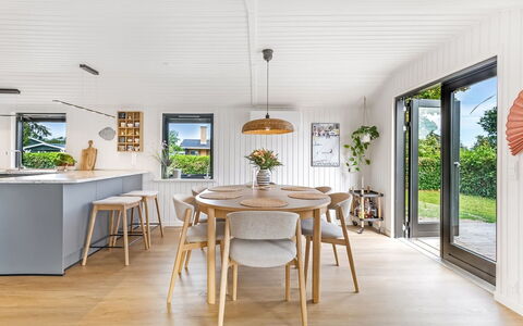 Varnava - 300M from the Sea: Mobilia, Legna, Pavimentazione, Cucina & Sala Da Pranzo Tavolo, Sala Da Pranzo, Tavolo, Interior Design, Pavimento In Legno, Pavimento, Sedia