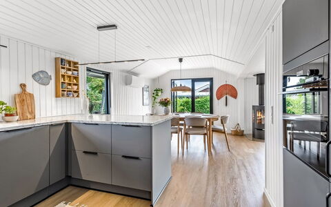 Varnava - 300M from the Sea: Pavimentazione, Legna, Cucina, Mobilia, Controsoffitto, Interior Design, Pavimento, Soffitto, Elettrodomestico Da Cucina, Pavimento In Legno