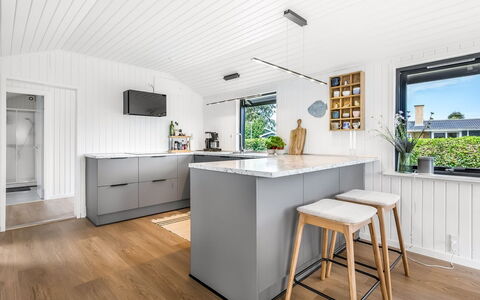 Varnava - 300M from the Sea: Pavimentazione, Legna, Interior Design, Controsoffitto, Mobilia, Cucina, Pavimento, Elettrodomestico Da Cucina, Soffitto, Pavimento In Legno