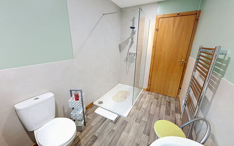 Glencarr: Pavimentazione, Pavimento, Idraulico Fixture, Bagno, Toilet Seat, Interior Design, Gabinetto, Idraulico, Piastrella, Rubinetto