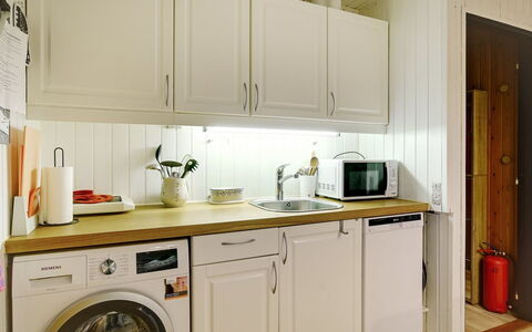 Aasta - 500M from the Sea: Apparecchio Major, Elettrodomestico Da Cucina, Lavatrice, Controsoffitto, Cucina, Interior Design, Legna, Pavimentazione, Cabinetry, Asciugatrice