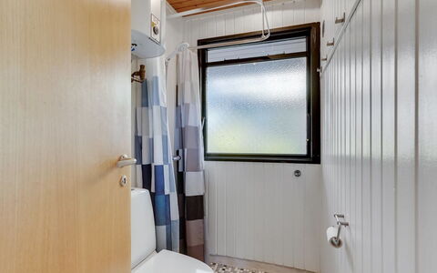 Aasta - 500M from the Sea: Idraulico Fixture, Bagno, Pavimentazione, Interior Design, Pavimento, Gabinetto, Idraulico, Toilet Seat, Rubinetto, Camera